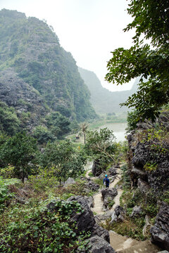 Vietnam, Ninh B&igrave;nh, Hoa Lư, Die Bich Dong Pagode. Etwa 3 km von Tam Coc entfernt liegt die Bich Dong Pagode. Die zweitsch&ouml;nste Pagode Vietnams liegt in der Provinz H&agrave; T&acirc;y. Die Pagode wurde auf dem Ngu Nhac Berg errichtet.