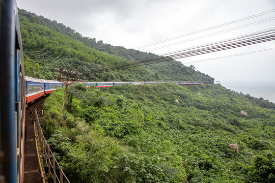 Vietnam, Thừa Thi&ecirc;n Huế, Ph&uacute; Lộc, Zugfahrt von Hanoi nach Ho-Chi-Minh-Stadt / Saigon. Hauptroute des vietnamesischen Eisenbahnnetz. Der Wolkenpass die nat&uuml;rliche Grenze und Wetterscheide zwischen Nord- und S&uuml;d Vietnam.