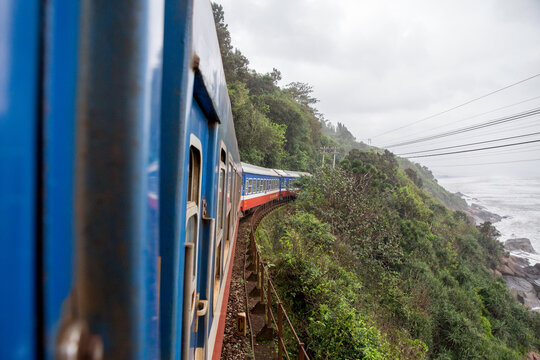 Vietnam, Thừa Thi&ecirc;n Huế, Ph&uacute; Lộc, Zugfahrt von Hanoi nach Ho-Chi-Minh-Stadt / Saigon. Hauptroute des vietnamesischen Eisenbahnnetz. Der Wolkenpass die nat&uuml;rliche Grenze und Wetterscheide zwischen Nord- und S&uuml;d Vietnam.
