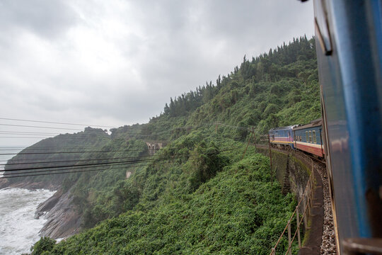 Vietnam, Thừa Thi&ecirc;n Huế, Ph&uacute; Lộc, Zugfahrt von Hanoi nach Ho-Chi-Minh-Stadt / Saigon. Hauptroute des vietnamesischen Eisenbahnnetz. Der Wolkenpass die nat&uuml;rliche Grenze und Wetterscheide zwischen Nord- und S&uuml;d Vietnam.