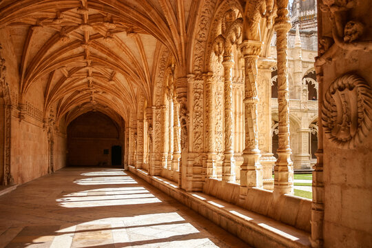 Portugal, Lissabon, Das Mosteiro dos Jer&oacute;nimos. Die Innenanlage der Klosteranlage des heiligen Hieronymus in Bel&eacute;m. Es gilt als bedeutendster Bau der Manuelinik, einer portugiesischen Variante der Sp&auml;tgotik. Bel&eacute;m steht im Portugiesischen f&uuml;r Bethlehem und ist der Name eines am Tejo gelegen Stadtteils im Westen der portugiesischen Hauptstadt Lissabon