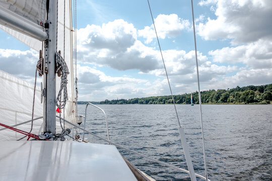 Deutschland, Berlin, Segeln auf dem Wannsee, von der Scharfen Lanke mit dem Segelboot in Richtung Wannsee an der Pfaueninsel vorbei. Ein Tag auf einem Segelboot mit &Uuml;bernachtung