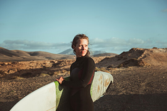Spanien, Kanaren, La Oliva, Auf der Insel Fuerteventura. Eine Surferin am Strand von Punta Mallorquin ca. 3 km s&uuml;dlich von El Cotillo entfernt