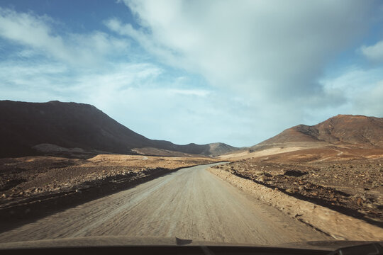 Spanien, Kanaren, P&aacute;jara, Auf der Insel Fuerteventura. Fahrt mit dem Auto im S&uuml;den von Fuerteventura. Hier auf der Stra&szlig;e die zum Strand El Puertito oder Playa Calle Piragua f&uuml;hrt