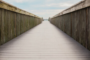 Obraz premium wooden bridge over the sea
