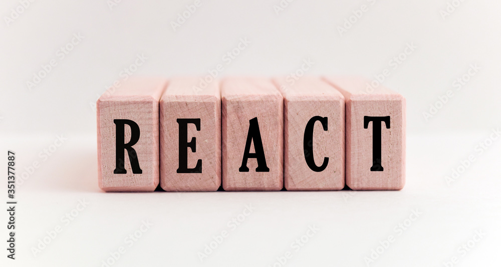 Fototapete concept word forming on wooden cube on white background - react