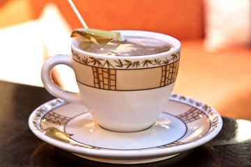 Taza de té sobre una mesa de restaurante, vista de cerca 