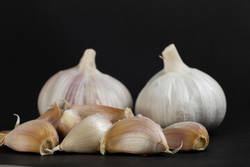 Alho em fundo preto 