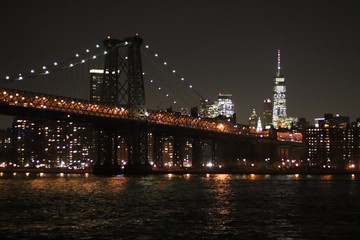 Fototapeta na wymiar Puente por la noche en Manhattan, Nueva York.