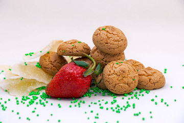 Crispy almond cookies with ginger and strawberries