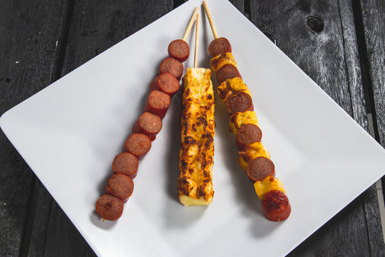 Espetinhos assados de carne, lingui&ccedil;a calabresa e queijo servido em prato no boteco
