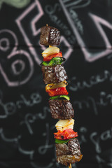 Espetinho de carne e legumes assado no boteco