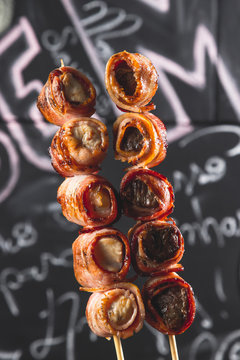 Espetinhos de carne e frango medalh&atilde;o com bacon assado no boteco