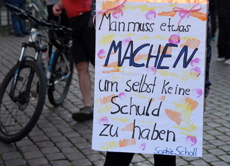 Transparent mit einem Zitat von Sophie Scholl: "Ich muss etwas machen um selbst keine Schuld zu haben."