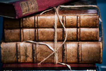 Pile de livres anciens dans une librairie