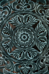 Décoration en bois - Sculpture enluminure en forme de rosace