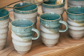 Service de tasses en poterie beige et bleu