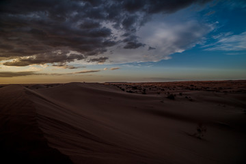 Fototapeta na wymiar sunset in the desert 