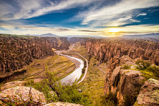 Vista al atardecer de Tres Ca&ntilde;ones en Suycuytambo, Espinar, Cusco, Per&uacute;