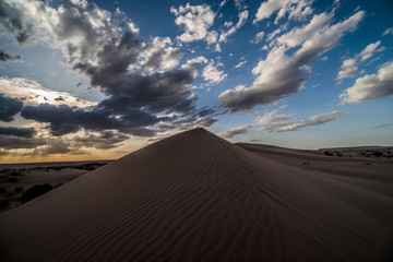 Fototapeta na wymiar Sunset ove the desert 