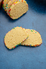 Galletas con grageas de colores en fondo oscuro
