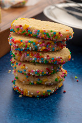 Galletas con grageas de colores en fondo oscuro