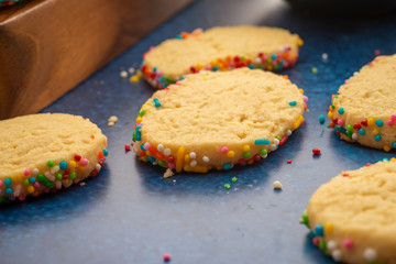 Galletas con grageas de colores en fondo oscuro