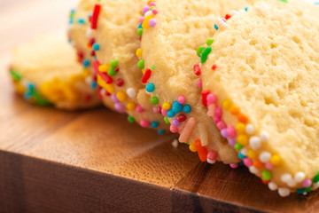 FOTOGRAFIA MICRO Galletas con grageas de colores en fondo claro