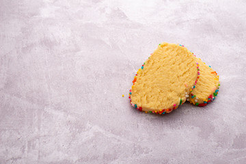 Galletas con grageas de colores en fondo claro