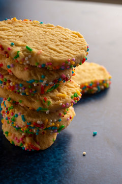 Galletas con grageas de colores en fondo oscuro