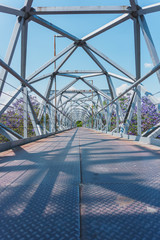 Puente de metal con figuras geométricas, con punto de fuga