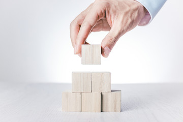 積み木ブロックを持つ人