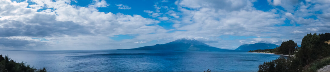 Obraz na płótnie Canvas Panoramic of the lake, lago Llanquihue, Chile.