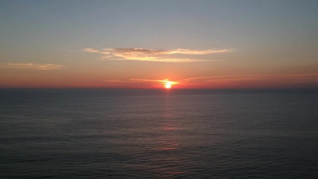 Timelapse de atardecer en el mar Acajutla CEPA drone cielo nublado naranja espectacular reflejo en mar