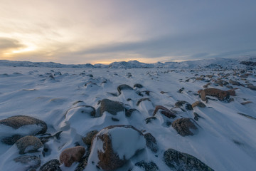标题：
Rocks covered with snow on the background of the sea