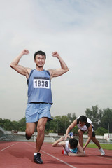 Obraz premium Man upon reaching finishing line