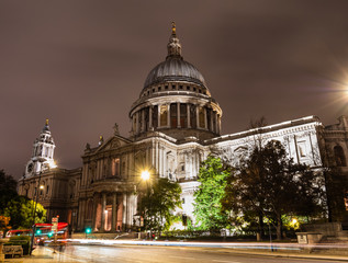 ロンドン　セント・ポール大聖堂　夜景
