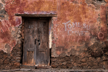 Puerta rustica en pueblo abandonado,  Cerro de San Pedro.