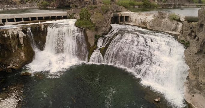 Top falls at the shoshone falls in idaho