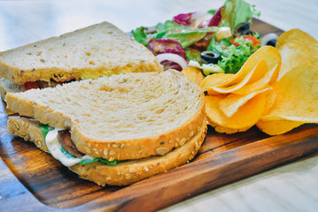 Close-up of Sandwich avec croustilles et salade sur le plateau