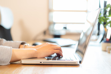 OL　テレワーク　リモートワーク　テレビ会議　ビジネス　打ち合わせ　オフィス　パソコン　女性 オフィスレディ