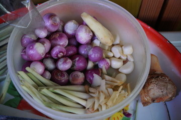 various ingredients from raw materials such as onions and lemongrass in containers. the raw material is used in cooking