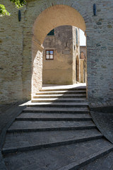 Portale a Montone