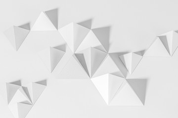 Naklejka premium 3D gray pyramid paper craft on a gray background