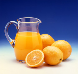 Naranjas jugo de naranjas cítrico frutaanaranjada, zumo, fruta, beber, lentes, alimento, citrus, aislada, fresco, salubre, zumo de naranja, jugosa, blanco, desayuno, madura, frescor, lanzado, cantaros