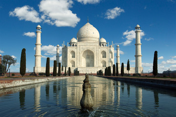 Obraz premium Mauzoleum Taj mahal w mieście agra w prowincji uttar pradesh w Indiach
