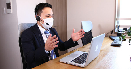 サラリーマン　テレワーク　リモートワーク　テレビ会議　男性　ビジネス　打ち合わせ　オフィス　パソコン