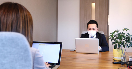 仕事場 サラリーマン　OL　テレワーク　リモートワーク　ビジネス　打ち合わせ　オフィス　パソコン　女性　男性　マスク