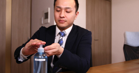 サラリーマン　男性　消毒　感染予防　手首消毒　アルコール　エタノール　消毒ジェル PC　