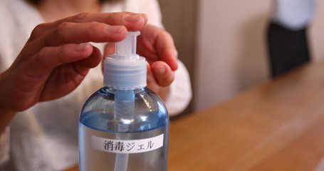 OL　女性　消毒　感染予防　手首消毒　アルコール　エタノール　消毒ジェル　マスク